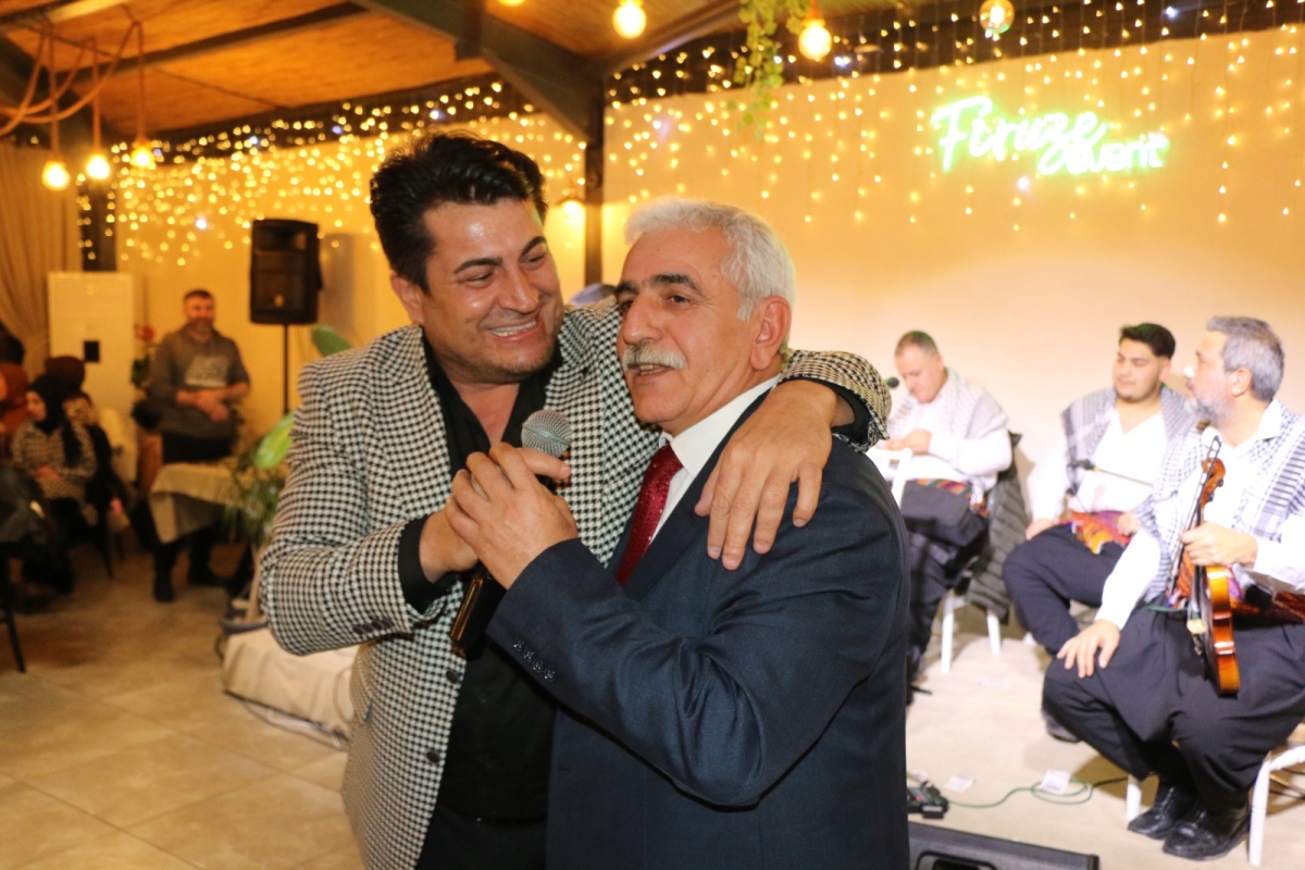 Gaziantepliler Dernek Başkanı Mehmet Durak’tan Efsane Urfa Sıra Gecesi Programı Gaziantepli Murat Çelik katılarak Sildim Şarkısı, halaylar eşliğinde muhteşem konser havasında geçti