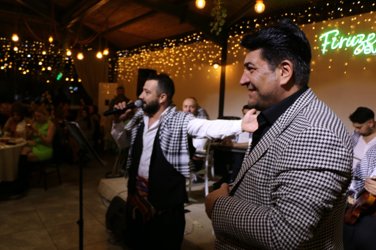 Gaziantepliler Dernek Başkanı Mehmet Durak’tan Efsane Urfa Sıra Gecesi Programı Gaziantepli Murat Çelik katılarak Sildim Şarkısı, halaylar eşliğinde muhteşem konser havasında geçti