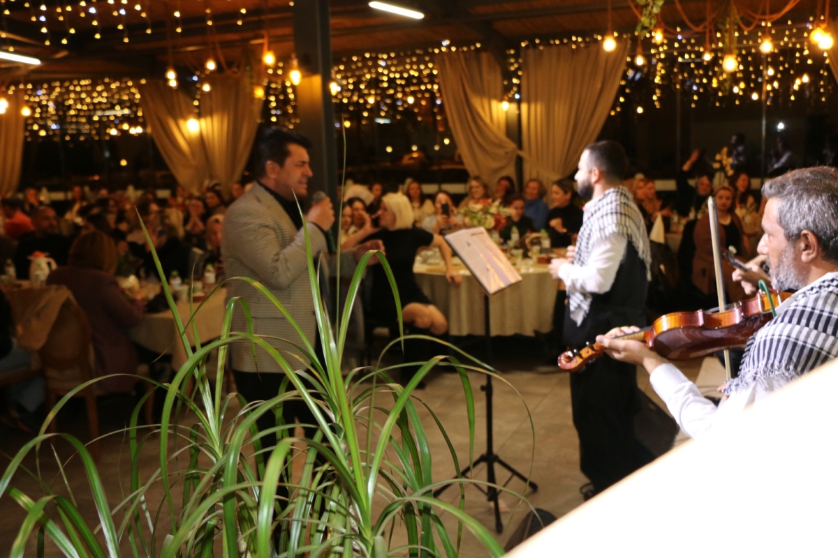 Gaziantepliler Dernek Başkanı Mehmet Durak’tan Efsane Urfa Sıra Gecesi Programı Gaziantepli Murat Çelik katılarak Sildim Şarkısı, halaylar eşliğinde muhteşem konser havasında geçti