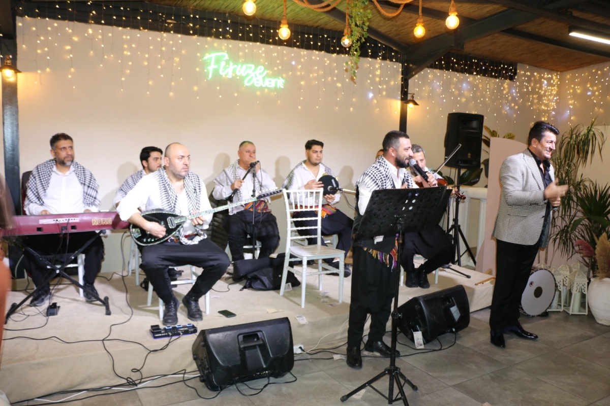 Gaziantepliler Dernek Başkanı Mehmet Durak’tan Efsane Urfa Sıra Gecesi Programı Gaziantepli Murat Çelik katılarak Sildim Şarkısı, halaylar eşliğinde muhteşem konser havasında geçti