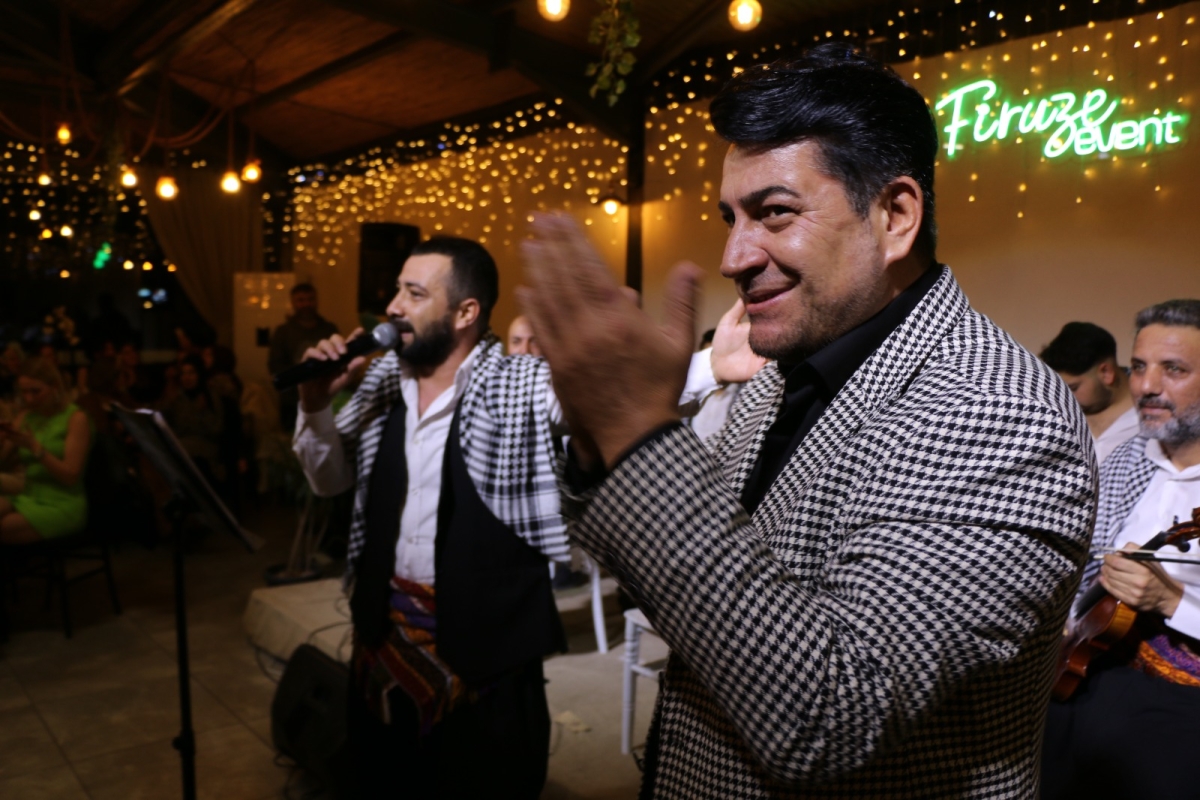 Gaziantepliler Dernek Başkanı Mehmet Durak’tan Efsane Urfa Sıra Gecesi Programı Gaziantepli Murat Çelik katılarak Sildim Şarkısı, halaylar eşliğinde muhteşem konser havasında geçti