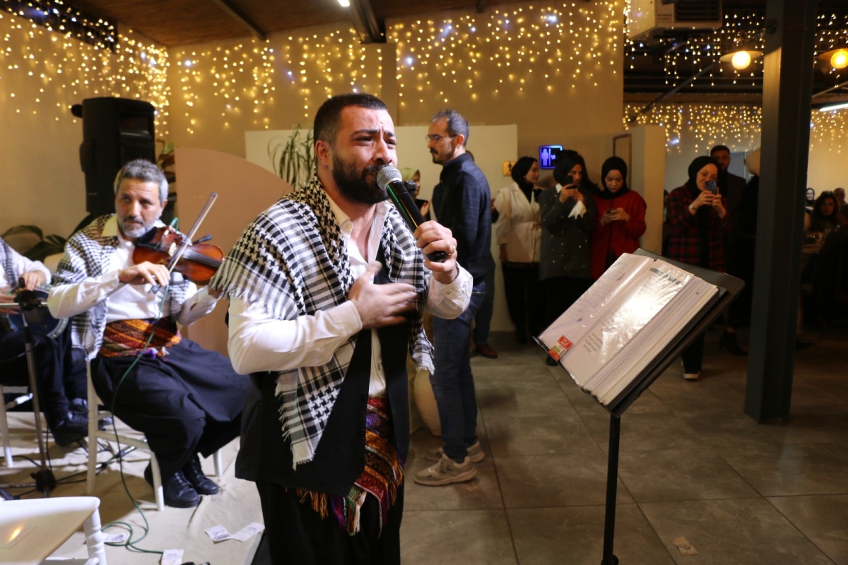 Gaziantepliler Dernek Başkanı Mehmet Durak’tan Efsane Urfa Sıra Gecesi Programı Gaziantepli Murat Çelik katılarak Sildim Şarkısı, halaylar eşliğinde muhteşem konser havasında geçti