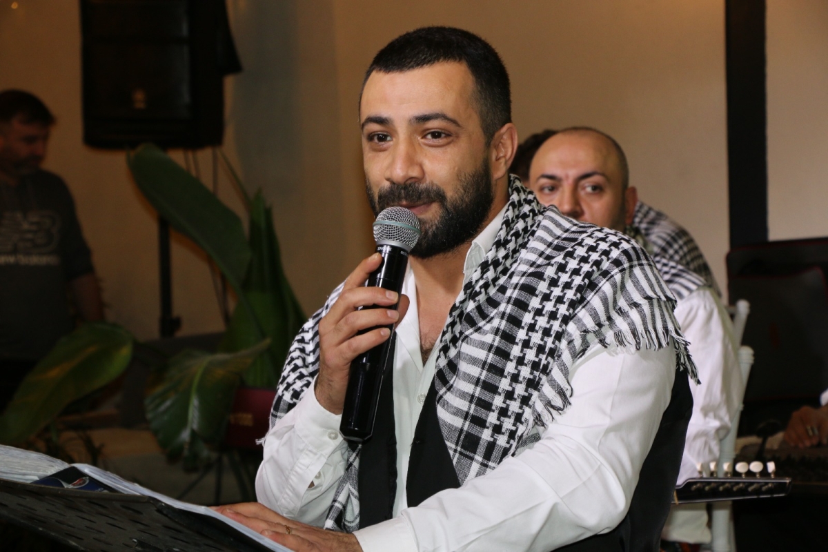 Gaziantepliler Dernek Başkanı Mehmet Durak’tan Efsane Urfa Sıra Gecesi Programı Gaziantepli Murat Çelik katılarak Sildim Şarkısı, halaylar eşliğinde muhteşem konser havasında geçti