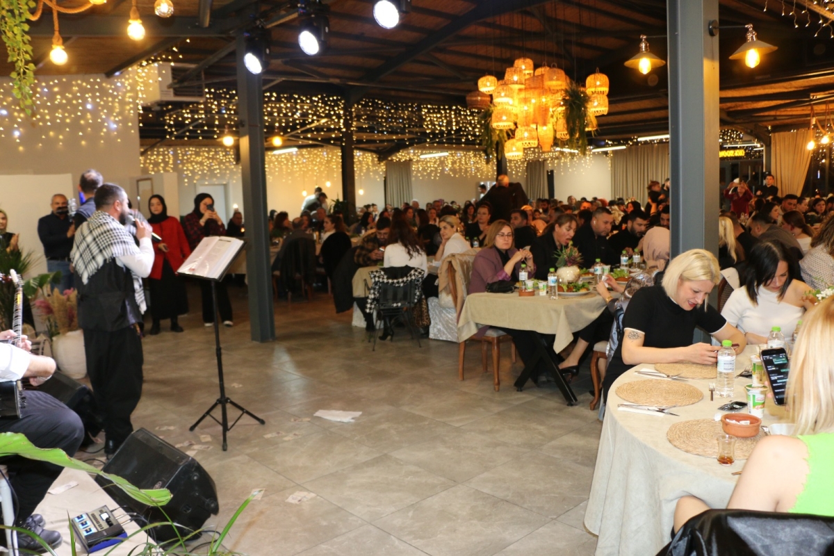 Gaziantepliler Dernek Başkanı Mehmet Durak’tan Efsane Urfa Sıra Gecesi Programı Gaziantepli Murat Çelik katılarak Sildim Şarkısı, halaylar eşliğinde muhteşem konser havasında geçti