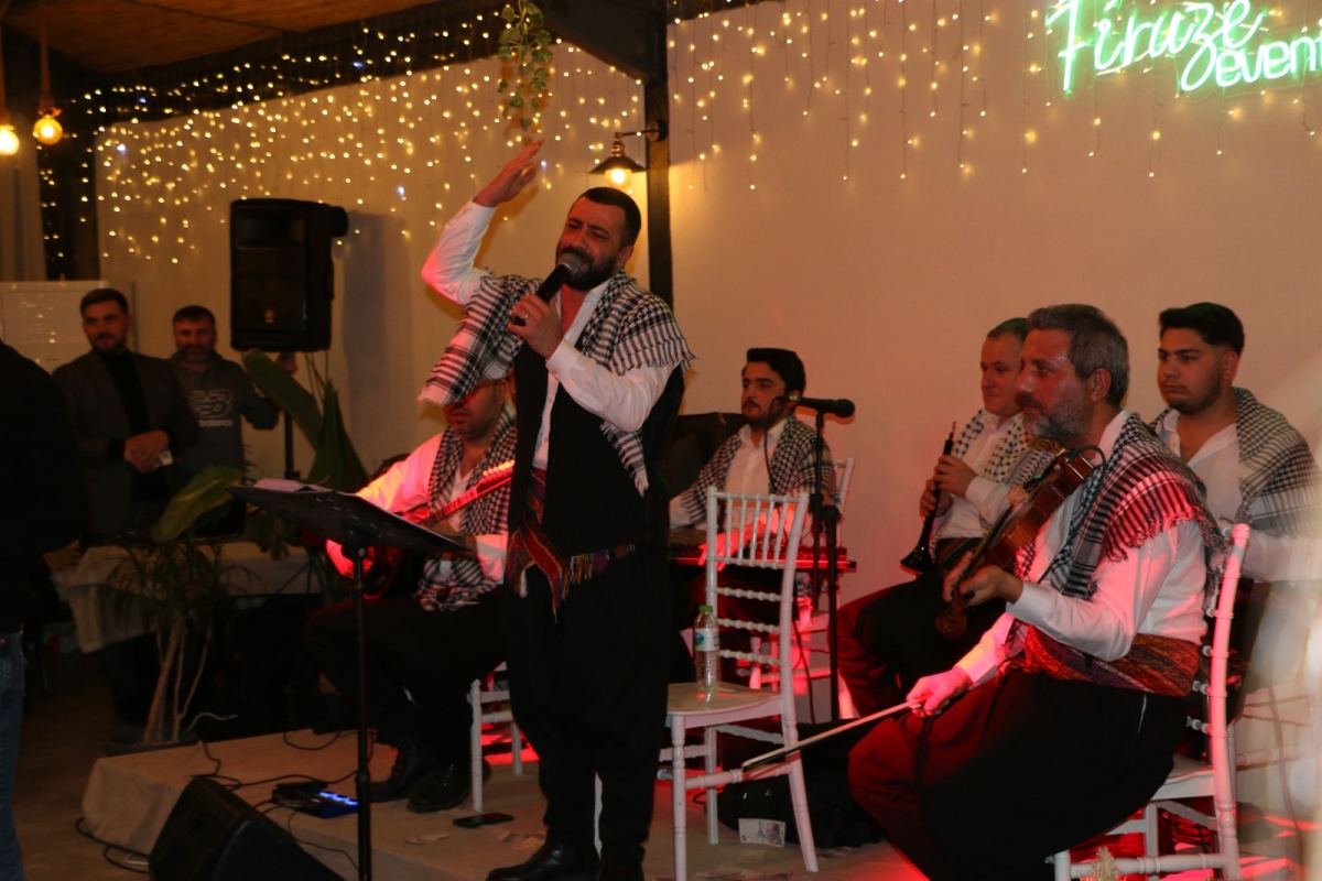 Gaziantepliler Dernek Başkanı Mehmet Durak’tan Efsane Urfa Sıra Gecesi Programı Gaziantepli Murat Çelik katılarak Sildim Şarkısı, halaylar eşliğinde muhteşem konser havasında geçti