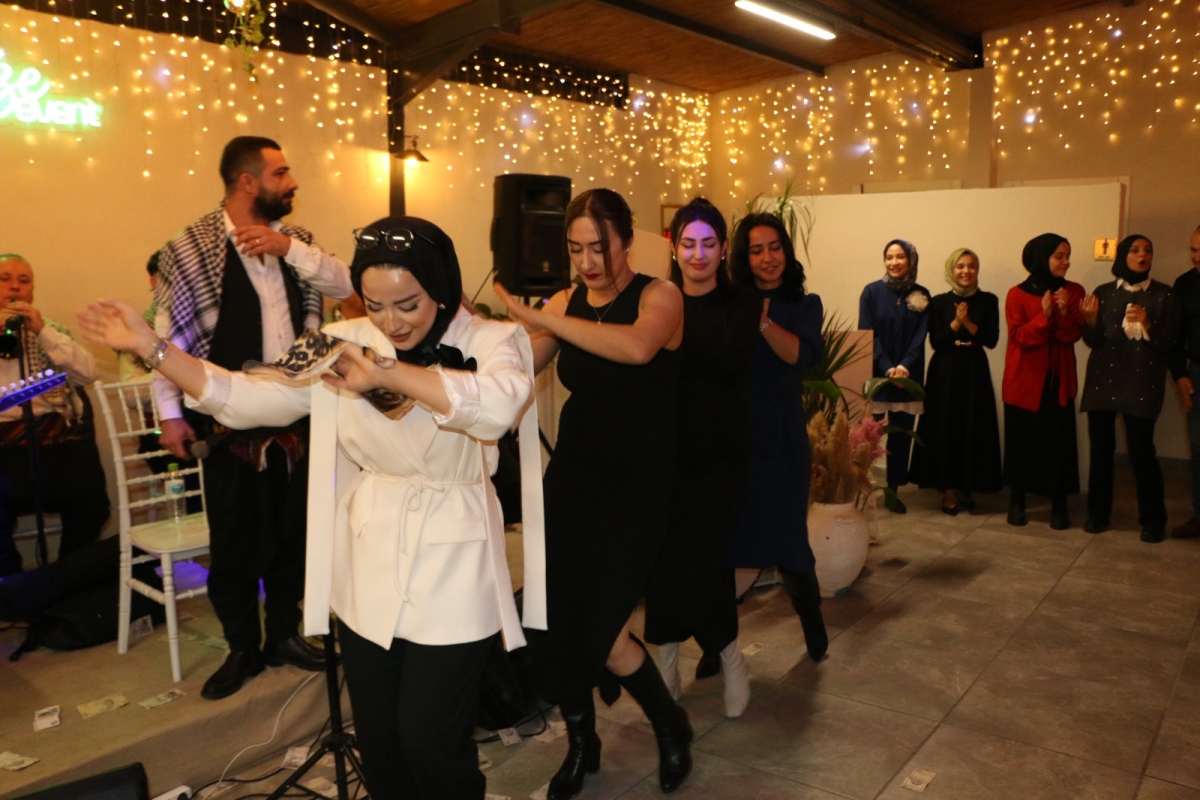 Gaziantepliler Dernek Başkanı Mehmet Durak’tan Efsane Urfa Sıra Gecesi Programı Gaziantepli Murat Çelik katılarak Sildim Şarkısı, halaylar eşliğinde muhteşem konser havasında geçti