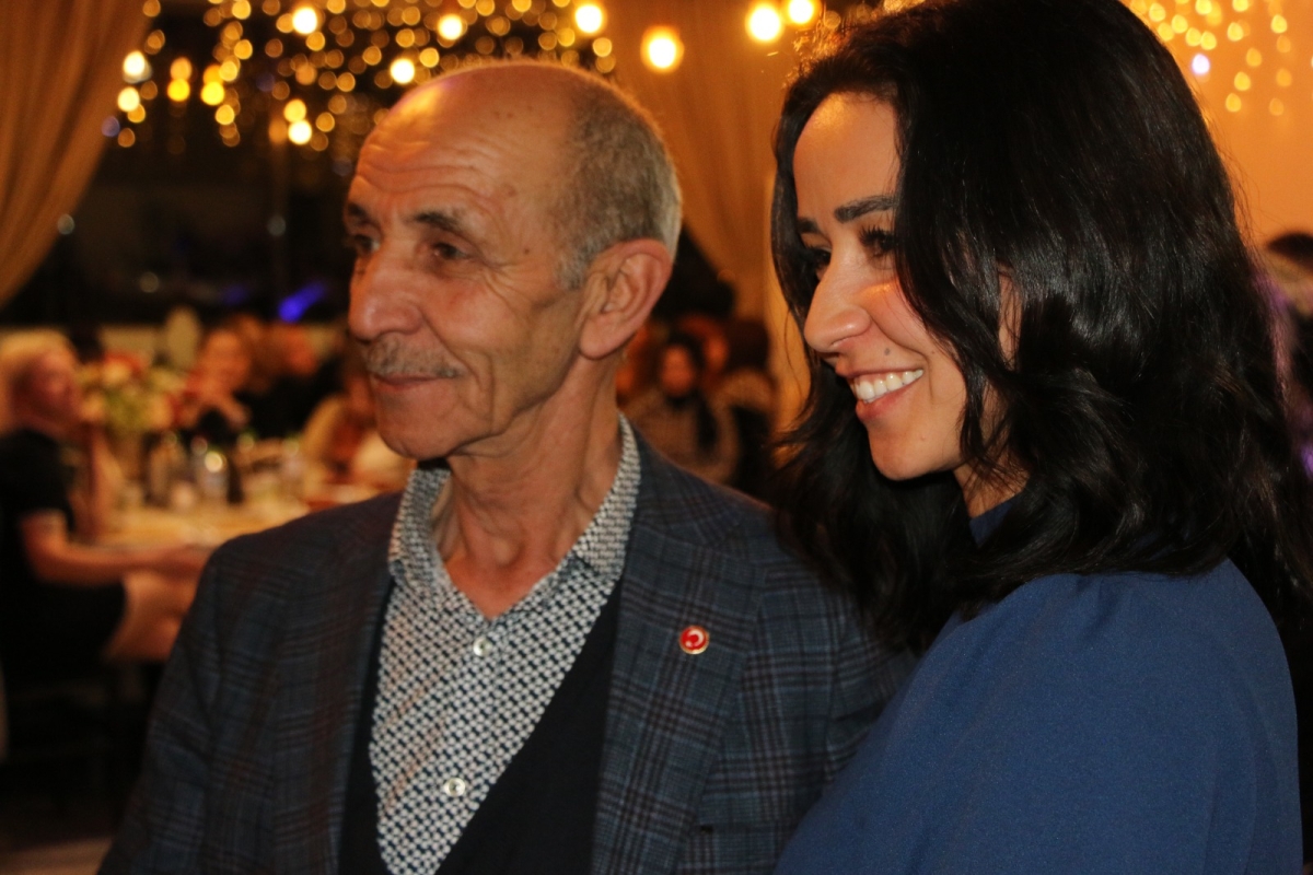 Gaziantepliler Dernek Başkanı Mehmet Durak’tan Efsane Urfa Sıra Gecesi Programı Gaziantepli Murat Çelik katılarak Sildim Şarkısı, halaylar eşliğinde muhteşem konser havasında geçti