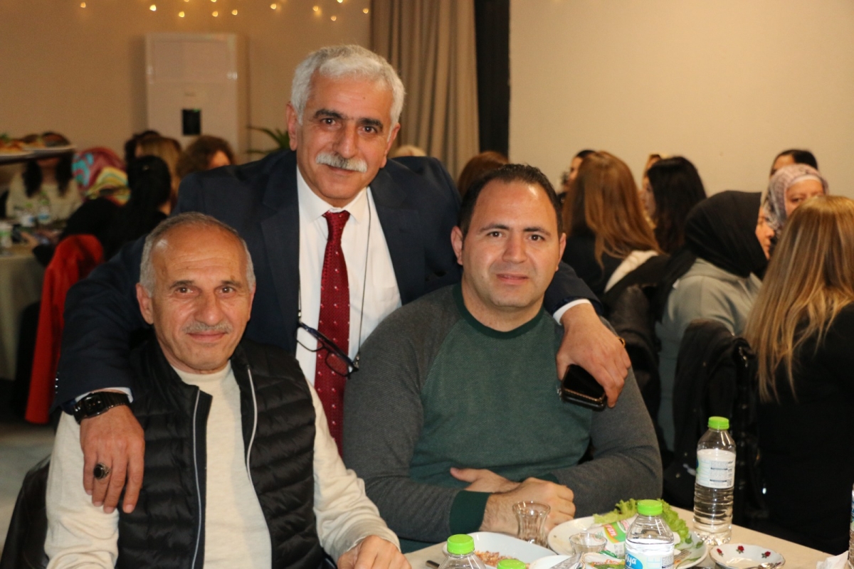 Gaziantepliler Dernek Başkanı Mehmet Durak’tan Efsane Urfa Sıra Gecesi Programı Gaziantepli Murat Çelik katılarak Sildim Şarkısı, halaylar eşliğinde muhteşem konser havasında geçti