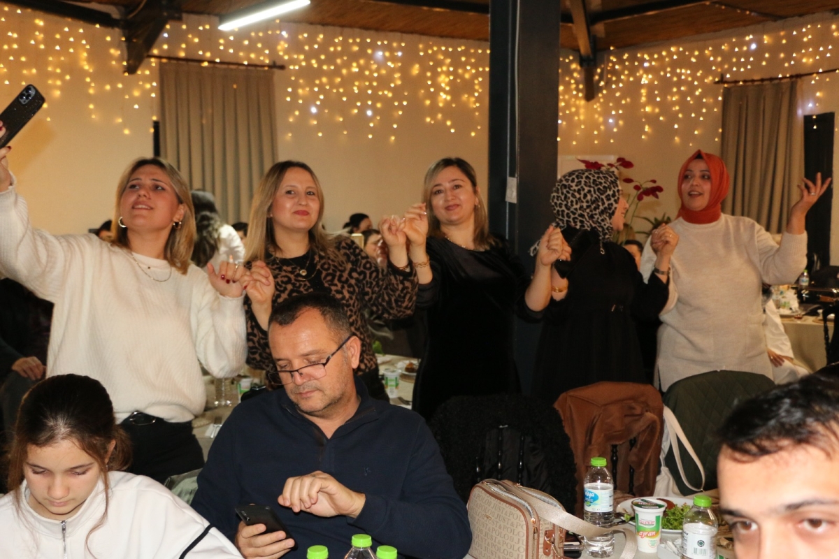 Gaziantepliler Dernek Başkanı Mehmet Durak’tan Efsane Urfa Sıra Gecesi Programı Gaziantepli Murat Çelik katılarak Sildim Şarkısı, halaylar eşliğinde muhteşem konser havasında geçti