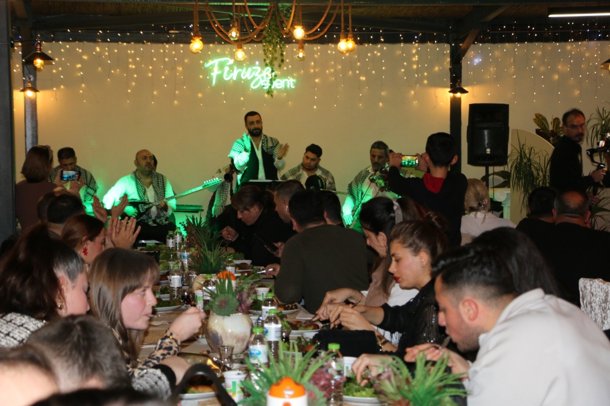 Gaziantepliler Dernek Başkanı Mehmet Durak’tan Efsane Urfa Sıra Gecesi Programı Gaziantepli Murat Çelik katılarak Sildim Şarkısı, halaylar eşliğinde muhteşem konser havasında geçti