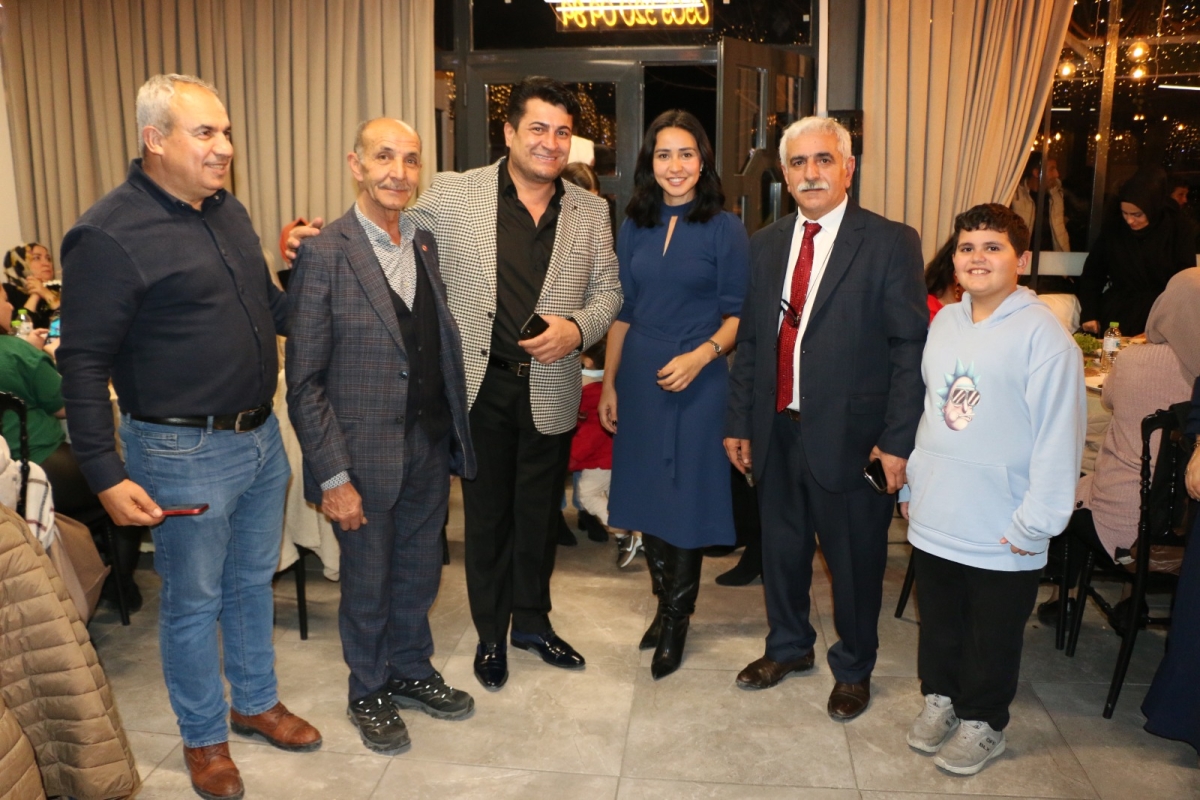 Gaziantepliler Dernek Başkanı Mehmet Durak’tan Efsane Urfa Sıra Gecesi Programı Gaziantepli Murat Çelik katılarak Sildim Şarkısı, halaylar eşliğinde muhteşem konser havasında geçti