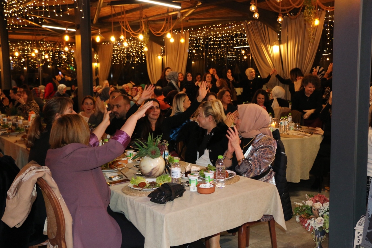 Gaziantepliler Dernek Başkanı Mehmet Durak’tan Efsane Urfa Sıra Gecesi Programı Gaziantepli Murat Çelik katılarak Sildim Şarkısı, halaylar eşliğinde muhteşem konser havasında geçti