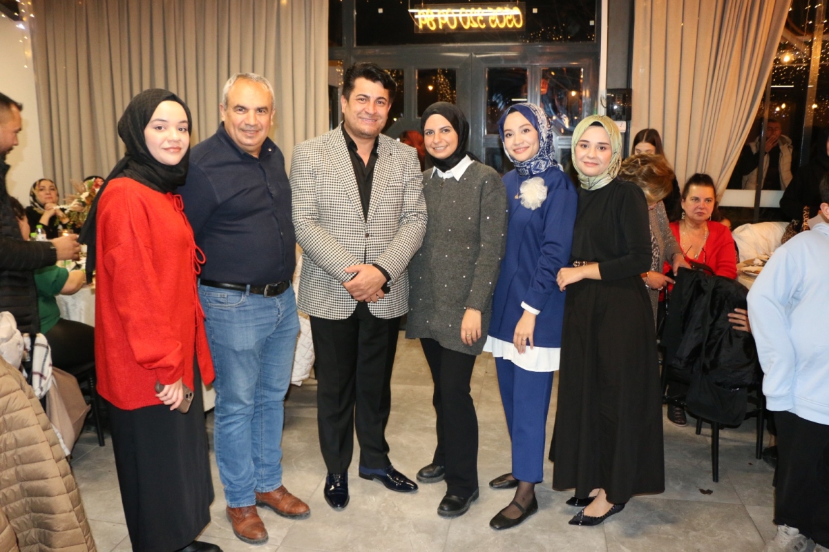 Gaziantepliler Dernek Başkanı Mehmet Durak’tan Efsane Urfa Sıra Gecesi Programı Gaziantepli Murat Çelik katılarak Sildim Şarkısı, halaylar eşliğinde muhteşem konser havasında geçti