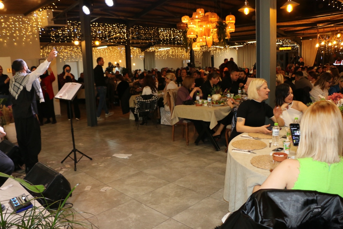 Gaziantepliler Dernek Başkanı Mehmet Durak’tan Efsane Urfa Sıra Gecesi Programı Gaziantepli Murat Çelik katılarak Sildim Şarkısı, halaylar eşliğinde muhteşem konser havasında geçti