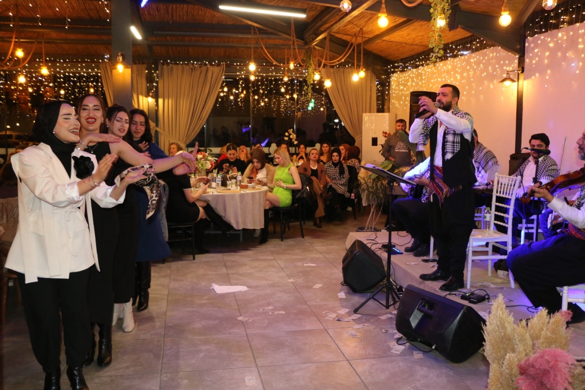 Gaziantepliler Dernek Başkanı Mehmet Durak’tan Efsane Urfa Sıra Gecesi Programı Gaziantepli Murat Çelik katılarak Sildim Şarkısı, halaylar eşliğinde muhteşem konser havasında geçti