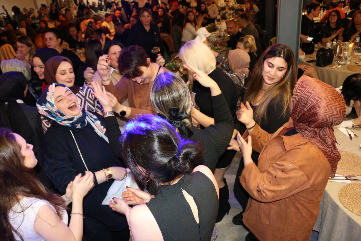 Gaziantepliler Dernek Başkanı Mehmet Durak’tan Efsane Urfa Sıra Gecesi Programı Gaziantepli Murat Çelik katılarak Sildim Şarkısı, halaylar eşliğinde muhteşem konser havasında geçti