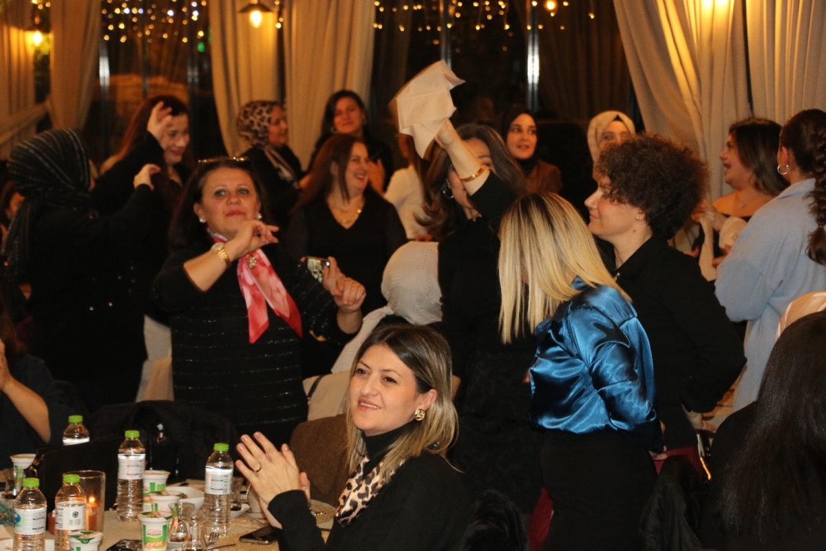 Gaziantepliler Dernek Başkanı Mehmet Durak’tan Efsane Urfa Sıra Gecesi Programı Gaziantepli Murat Çelik katılarak Sildim Şarkısı, halaylar eşliğinde muhteşem konser havasında geçti