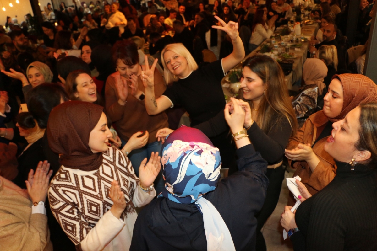 Gaziantepliler Dernek Başkanı Mehmet Durak’tan Efsane Urfa Sıra Gecesi Programı Gaziantepli Murat Çelik katılarak Sildim Şarkısı, halaylar eşliğinde muhteşem konser havasında geçti