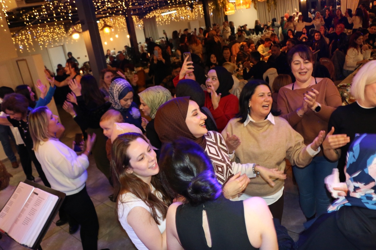 Gaziantepliler Dernek Başkanı Mehmet Durak’tan Efsane Urfa Sıra Gecesi Programı Gaziantepli Murat Çelik katılarak Sildim Şarkısı, halaylar eşliğinde muhteşem konser havasında geçti