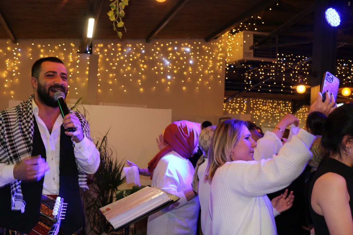 Gaziantepliler Dernek Başkanı Mehmet Durak’tan Efsane Urfa Sıra Gecesi Programı Gaziantepli Murat Çelik katılarak Sildim Şarkısı, halaylar eşliğinde muhteşem konser havasında geçti