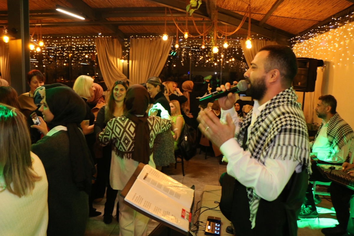 Gaziantepliler Dernek Başkanı Mehmet Durak’tan Efsane Urfa Sıra Gecesi Programı Gaziantepli Murat Çelik katılarak Sildim Şarkısı, halaylar eşliğinde muhteşem konser havasında geçti