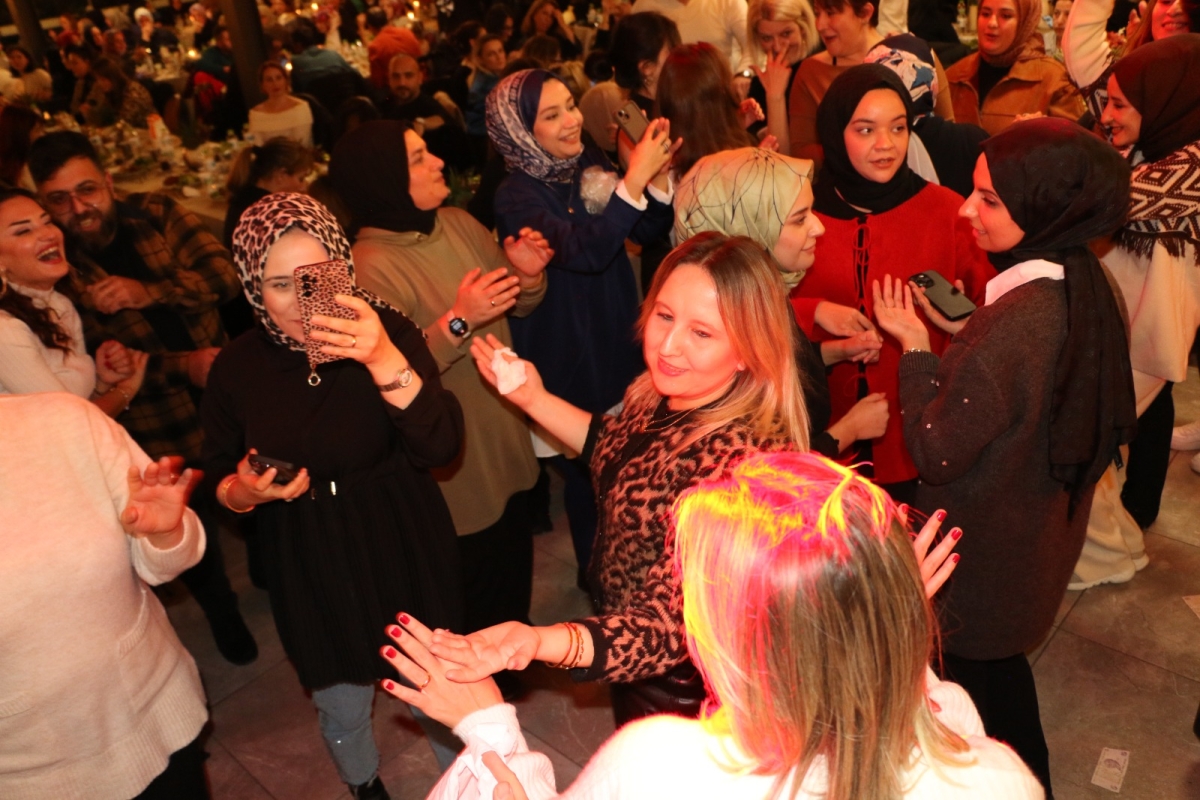 Gaziantepliler Dernek Başkanı Mehmet Durak’tan Efsane Urfa Sıra Gecesi Programı Gaziantepli Murat Çelik katılarak Sildim Şarkısı, halaylar eşliğinde muhteşem konser havasında geçti