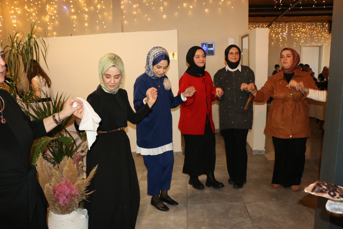 Gaziantepliler Dernek Başkanı Mehmet Durak’tan Efsane Urfa Sıra Gecesi Programı Gaziantepli Murat Çelik katılarak Sildim Şarkısı, halaylar eşliğinde muhteşem konser havasında geçti