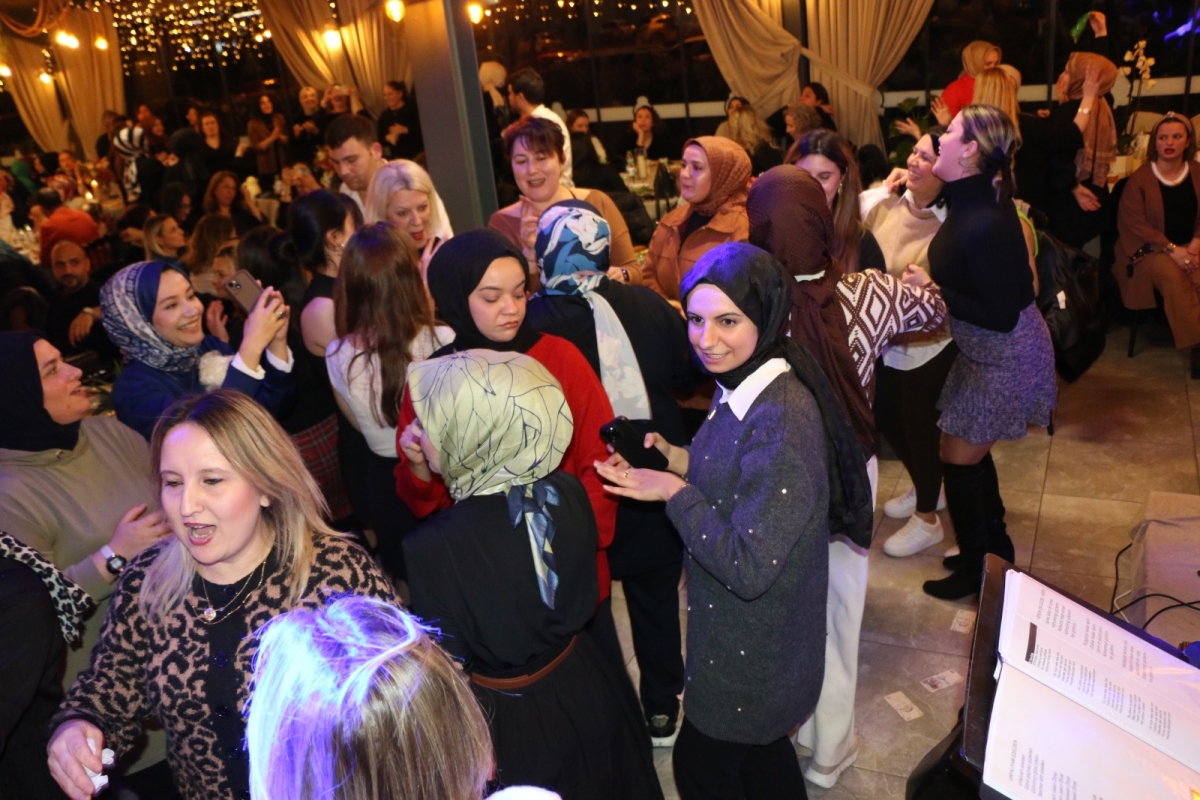 Gaziantepliler Dernek Başkanı Mehmet Durak’tan Efsane Urfa Sıra Gecesi Programı Gaziantepli Murat Çelik katılarak Sildim Şarkısı, halaylar eşliğinde muhteşem konser havasında geçti