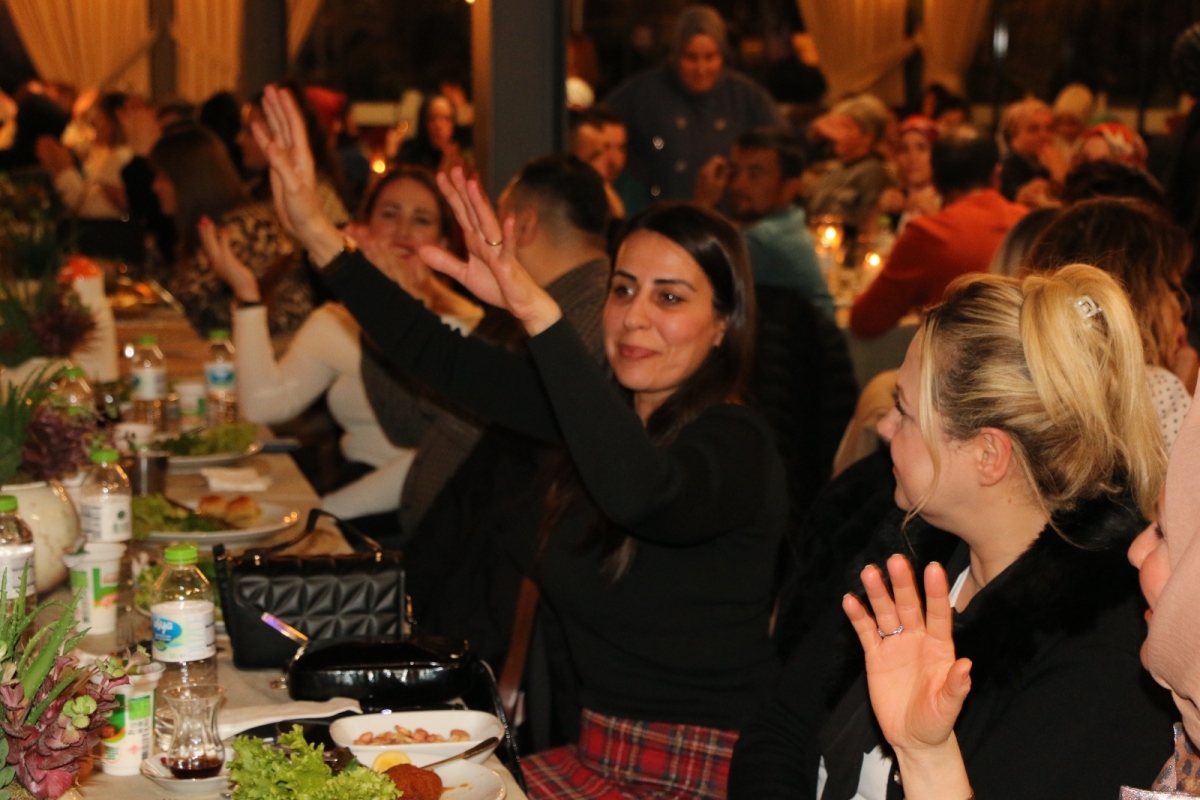 Gaziantepliler Dernek Başkanı Mehmet Durak’tan Efsane Urfa Sıra Gecesi Programı Gaziantepli Murat Çelik katılarak Sildim Şarkısı, halaylar eşliğinde muhteşem konser havasında geçti