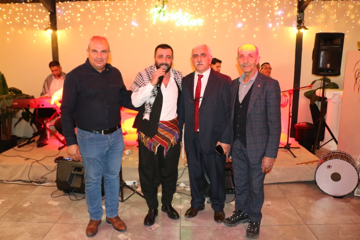 Gaziantepliler Dernek Başkanı Mehmet Durak’tan Efsane Urfa Sıra Gecesi Programı Gaziantepli Murat Çelik katılarak Sildim Şarkısı, halaylar eşliğinde muhteşem konser havasında geçti