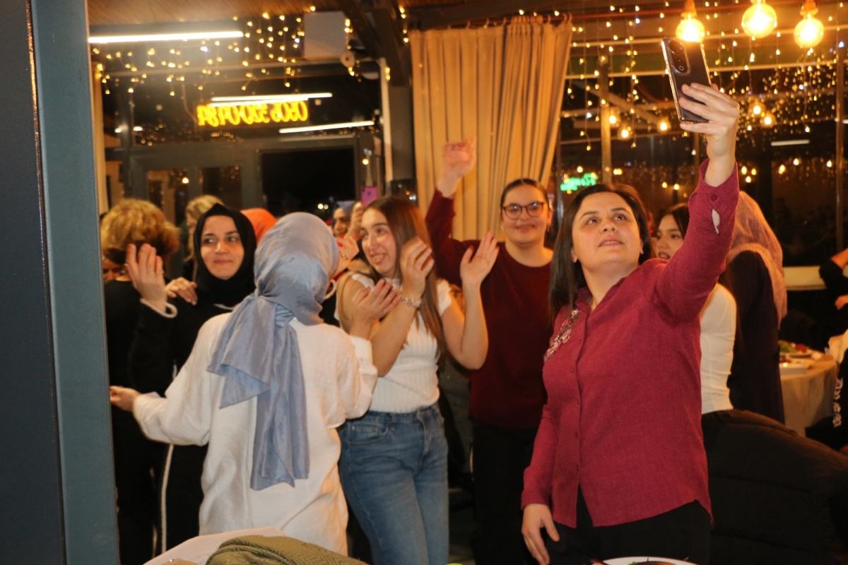 Gaziantepliler Dernek Başkanı Mehmet Durak’tan Efsane Urfa Sıra Gecesi Programı Gaziantepli Murat Çelik katılarak Sildim Şarkısı, halaylar eşliğinde muhteşem konser havasında geçti