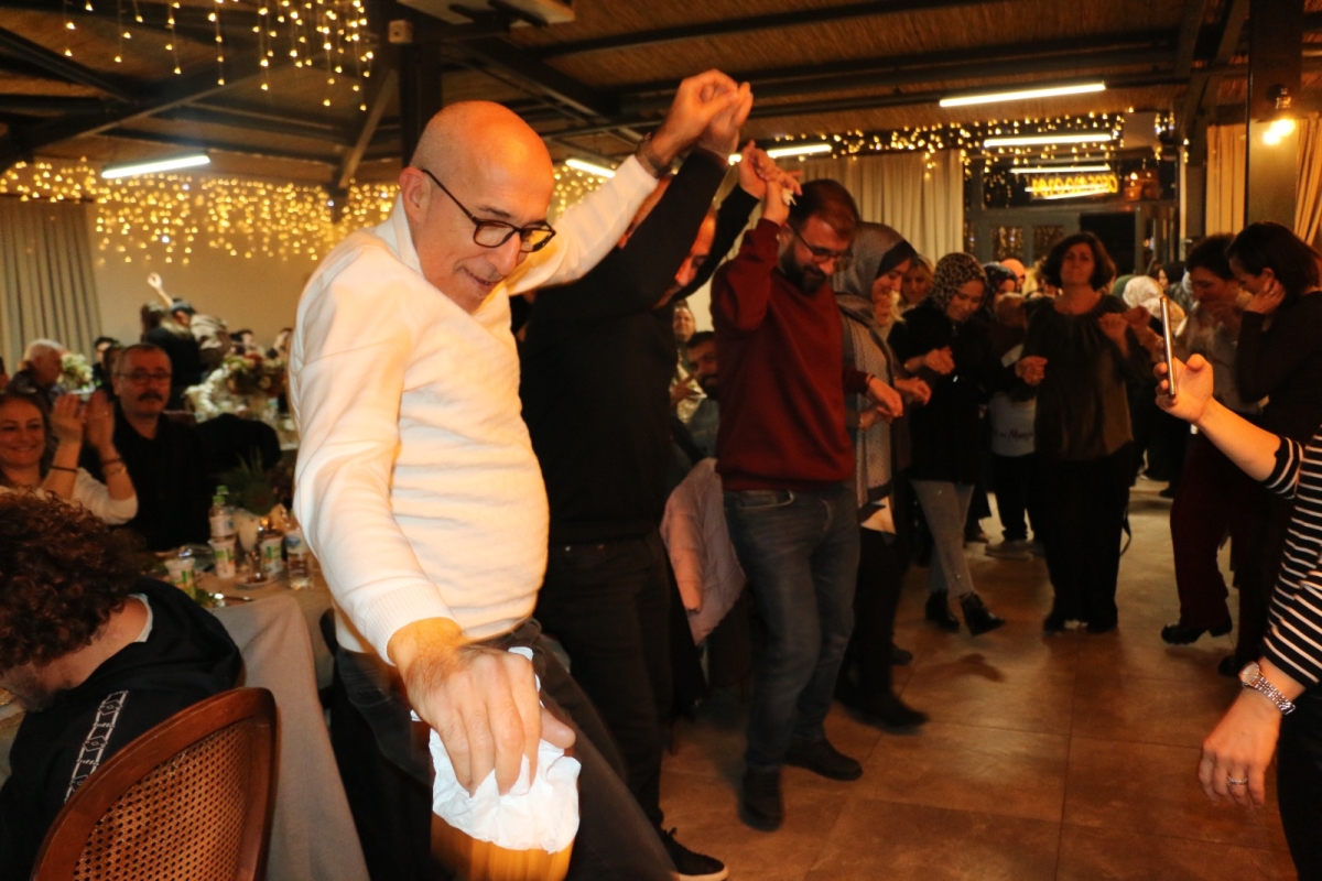 Gaziantepliler Dernek Başkanı Mehmet Durak’tan Efsane Urfa Sıra Gecesi Programı Gaziantepli Murat Çelik katılarak Sildim Şarkısı, halaylar eşliğinde muhteşem konser havasında geçti