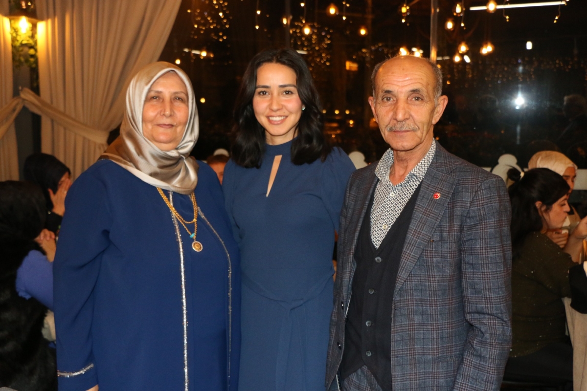 Gaziantepliler Dernek Başkanı Mehmet Durak’tan Efsane Urfa Sıra Gecesi Programı Gaziantepli Murat Çelik katılarak Sildim Şarkısı, halaylar eşliğinde muhteşem konser havasında geçti