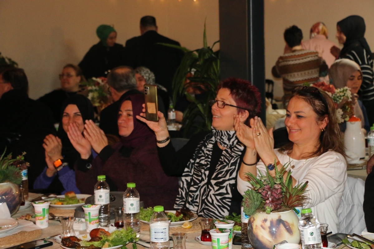 Gaziantepliler Dernek Başkanı Mehmet Durak’tan Efsane Urfa Sıra Gecesi Programı Gaziantepli Murat Çelik katılarak Sildim Şarkısı, halaylar eşliğinde muhteşem konser havasında geçti