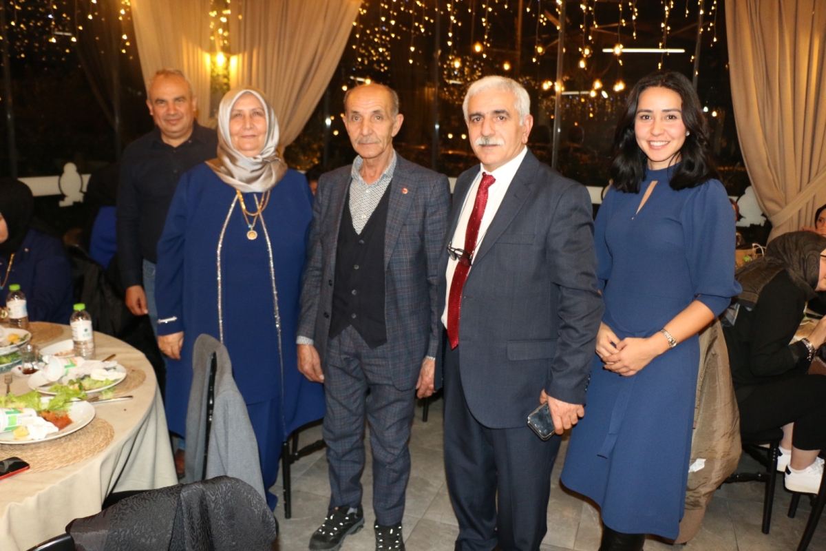 Gaziantepliler Dernek Başkanı Mehmet Durak’tan Efsane Urfa Sıra Gecesi Programı Gaziantepli Murat Çelik katılarak Sildim Şarkısı, halaylar eşliğinde muhteşem konser havasında geçti