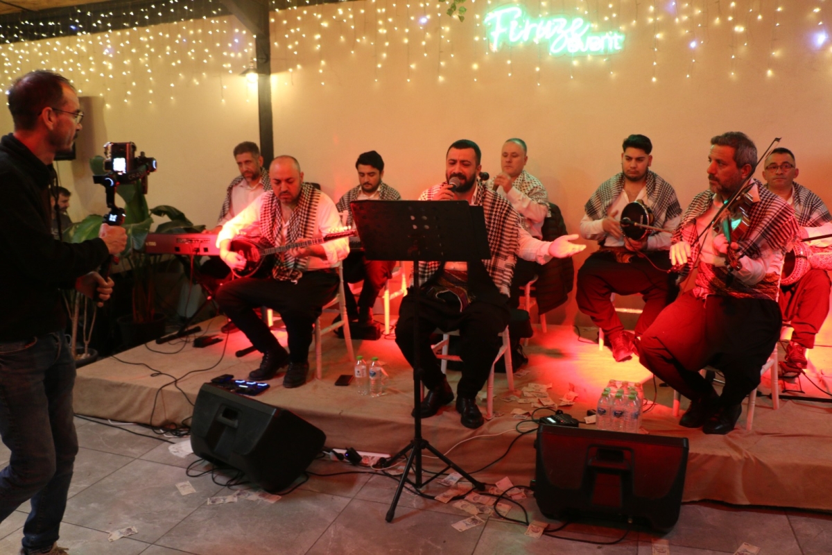 Gaziantepliler Dernek Başkanı Mehmet Durak’tan Efsane Urfa Sıra Gecesi Programı Gaziantepli Murat Çelik katılarak Sildim Şarkısı, halaylar eşliğinde muhteşem konser havasında geçti