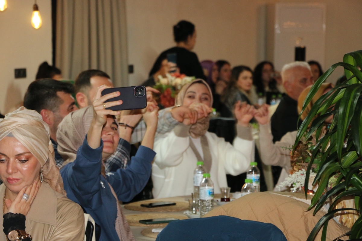 Gaziantepliler Dernek Başkanı Mehmet Durak’tan Efsane Urfa Sıra Gecesi Programı Gaziantepli Murat Çelik katılarak Sildim Şarkısı, halaylar eşliğinde muhteşem konser havasında geçti