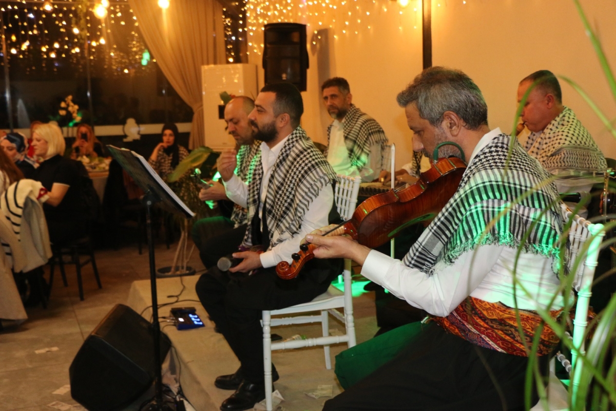 Gaziantepliler Dernek Başkanı Mehmet Durak’tan Efsane Urfa Sıra Gecesi Programı Gaziantepli Murat Çelik katılarak Sildim Şarkısı, halaylar eşliğinde muhteşem konser havasında geçti