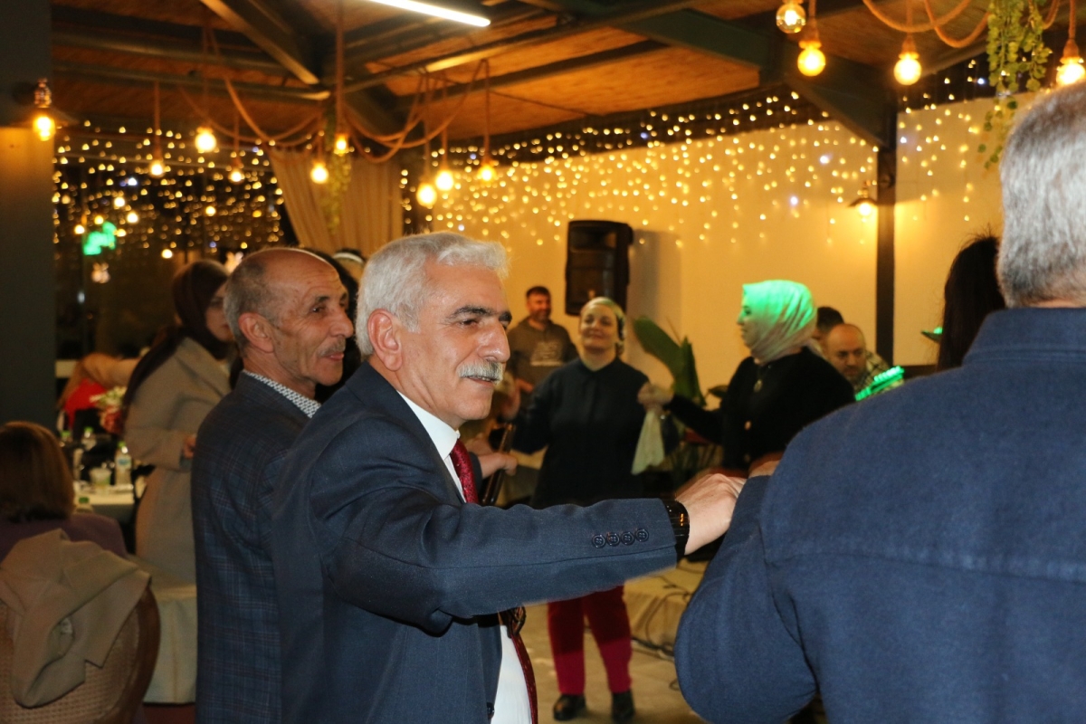Gaziantepliler Dernek Başkanı Mehmet Durak’tan Efsane Urfa Sıra Gecesi Programı Gaziantepli Murat Çelik katılarak Sildim Şarkısı, halaylar eşliğinde muhteşem konser havasında geçti