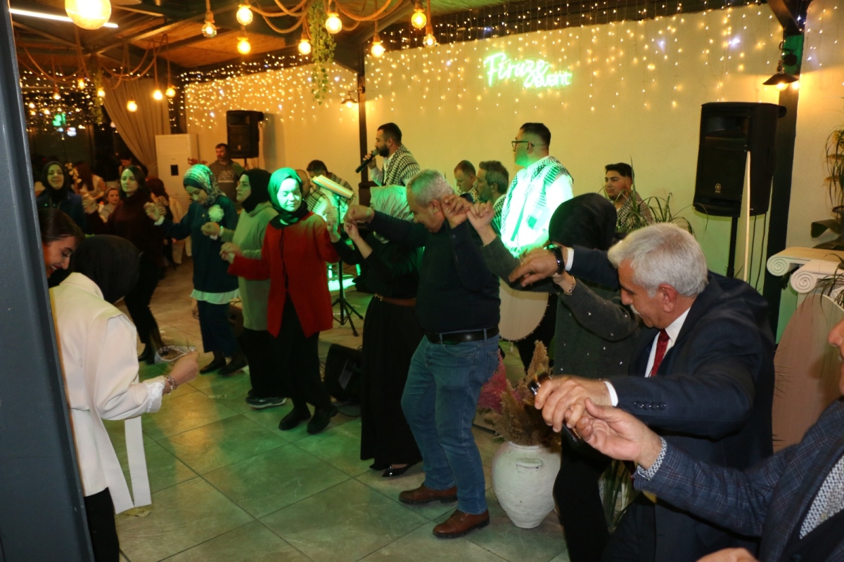 Gaziantepliler Dernek Başkanı Mehmet Durak’tan Efsane Urfa Sıra Gecesi Programı Gaziantepli Murat Çelik katılarak Sildim Şarkısı, halaylar eşliğinde muhteşem konser havasında geçti
