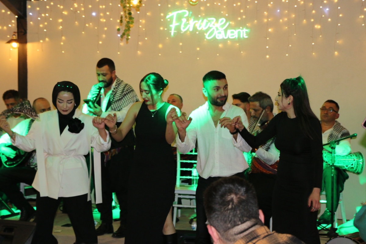 Gaziantepliler Dernek Başkanı Mehmet Durak’tan Efsane Urfa Sıra Gecesi Programı Gaziantepli Murat Çelik katılarak Sildim Şarkısı, halaylar eşliğinde muhteşem konser havasında geçti