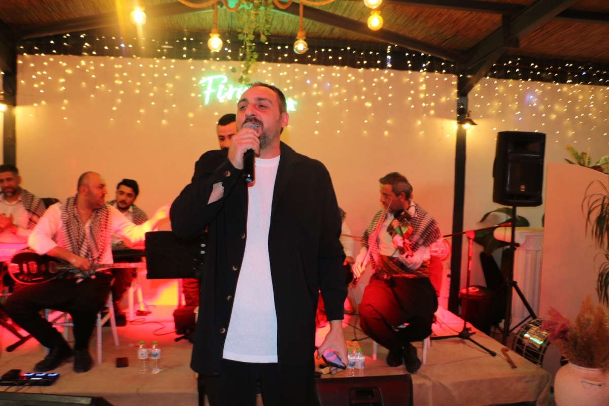 Gaziantepliler Dernek Başkanı Mehmet Durak’tan Efsane Urfa Sıra Gecesi Programı Gaziantepli Murat Çelik katılarak Sildim Şarkısı, halaylar eşliğinde muhteşem konser havasında geçti