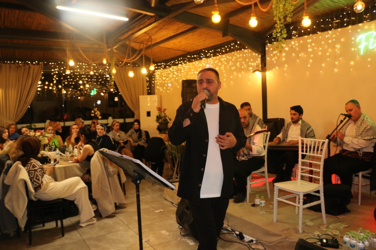 Gaziantepliler Dernek Başkanı Mehmet Durak’tan Efsane Urfa Sıra Gecesi Programı Gaziantepli Murat Çelik katılarak Sildim Şarkısı, halaylar eşliğinde muhteşem konser havasında geçti