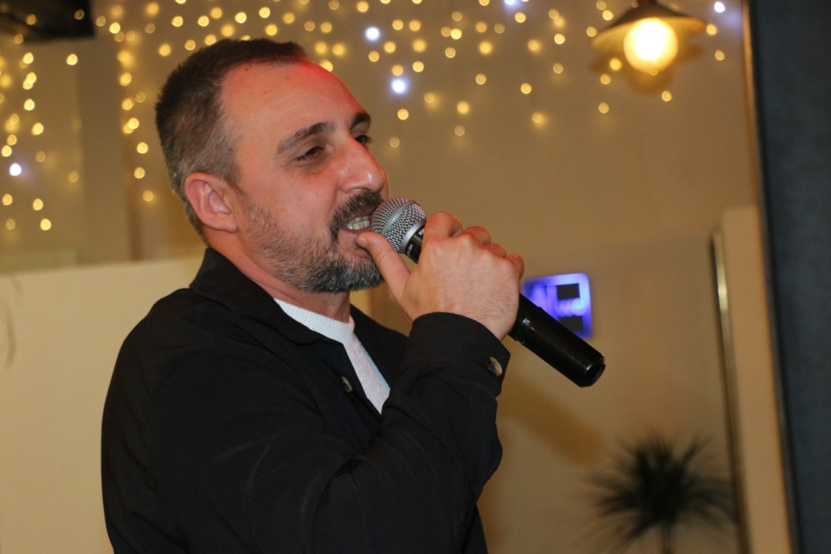 Gaziantepliler Dernek Başkanı Mehmet Durak’tan Efsane Urfa Sıra Gecesi Programı Gaziantepli Murat Çelik katılarak Sildim Şarkısı, halaylar eşliğinde muhteşem konser havasında geçti