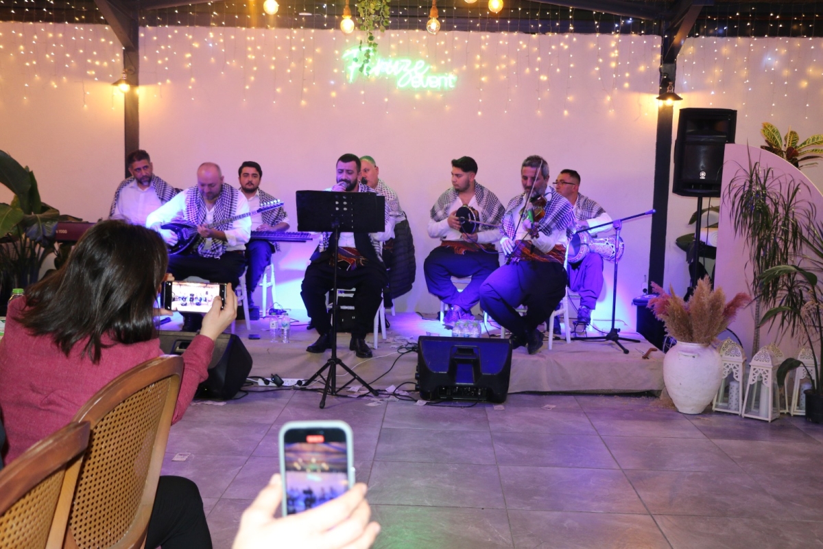Gaziantepliler Dernek Başkanı Mehmet Durak’tan Efsane Urfa Sıra Gecesi Programı Gaziantepli Murat Çelik katılarak Sildim Şarkısı, halaylar eşliğinde muhteşem konser havasında geçti