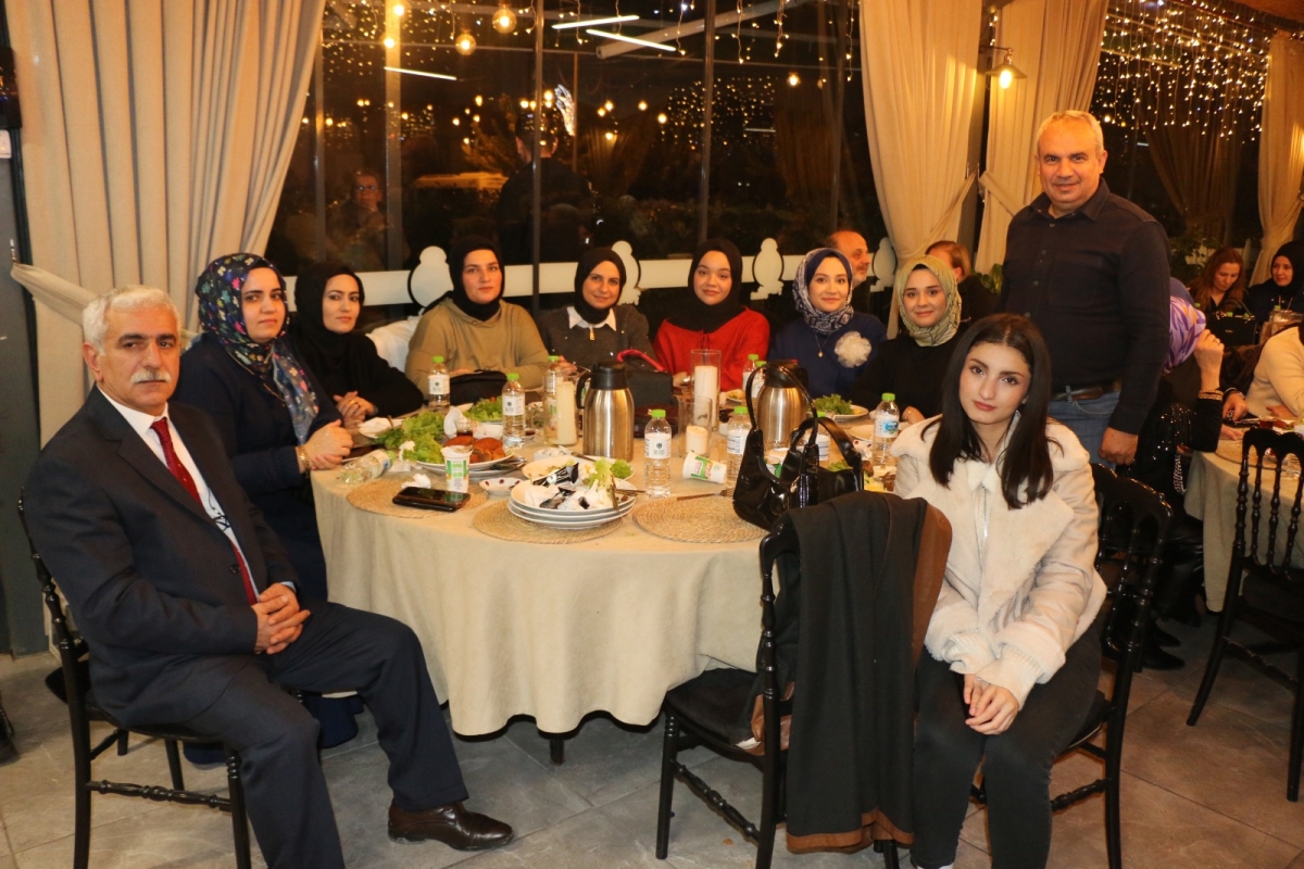Gaziantepliler Dernek Başkanı Mehmet Durak’tan Efsane Urfa Sıra Gecesi Programı Gaziantepli Murat Çelik katılarak Sildim Şarkısı, halaylar eşliğinde muhteşem konser havasında geçti