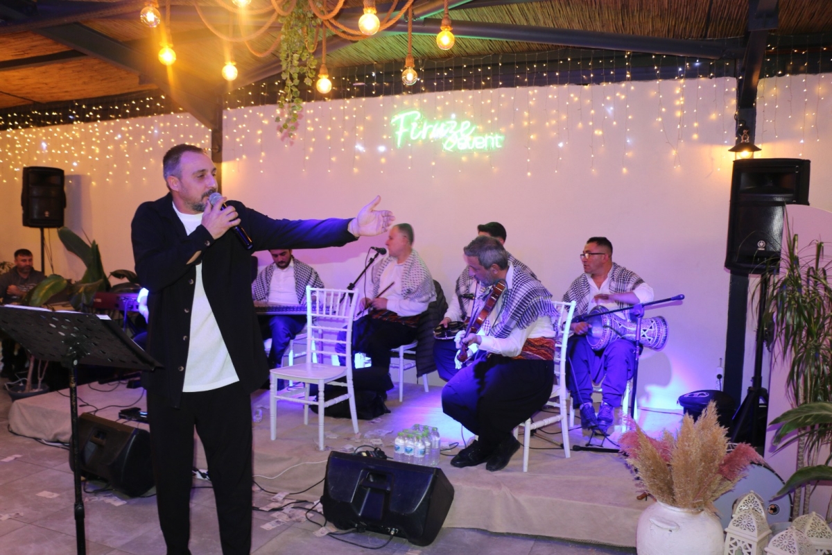 Gaziantepliler Dernek Başkanı Mehmet Durak’tan Efsane Urfa Sıra Gecesi Programı Gaziantepli Murat Çelik katılarak Sildim Şarkısı, halaylar eşliğinde muhteşem konser havasında geçti