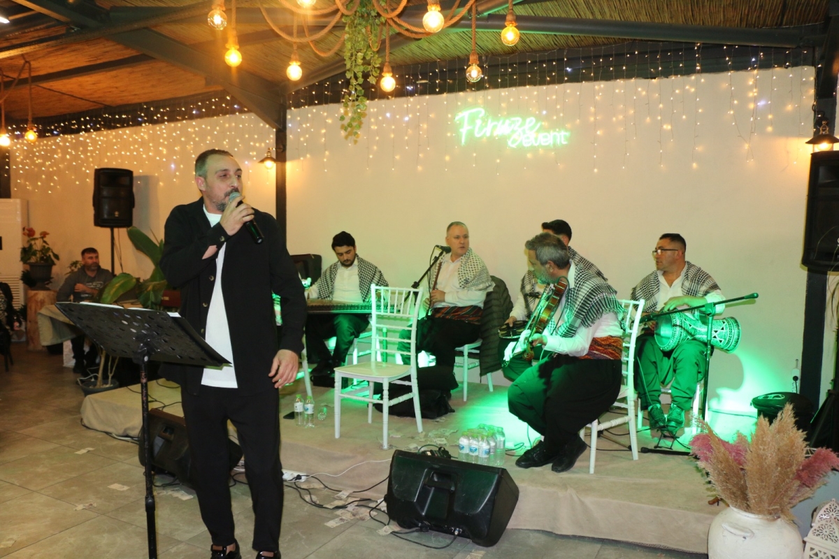 Gaziantepliler Dernek Başkanı Mehmet Durak’tan Efsane Urfa Sıra Gecesi Programı Gaziantepli Murat Çelik katılarak Sildim Şarkısı, halaylar eşliğinde muhteşem konser havasında geçti