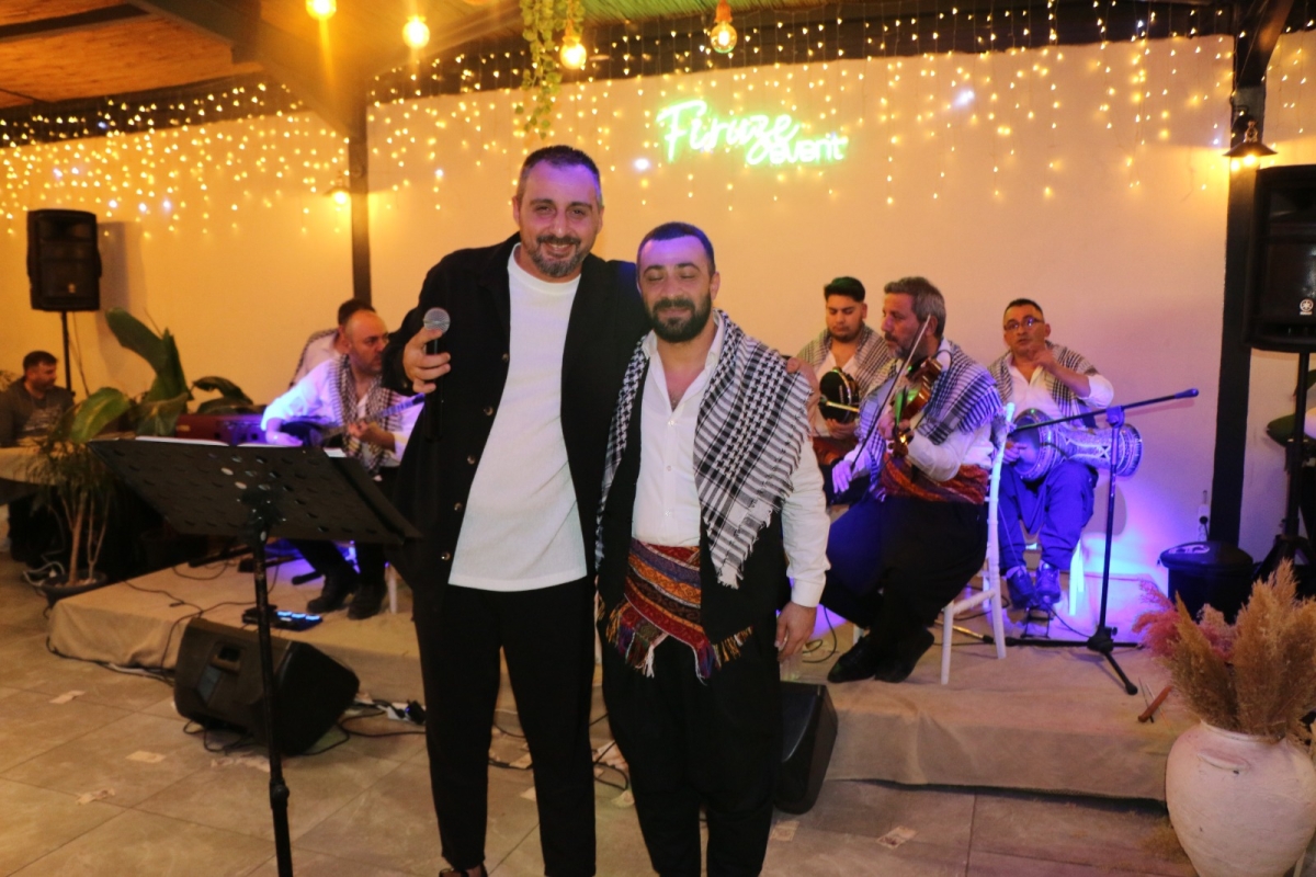Gaziantepliler Dernek Başkanı Mehmet Durak’tan Efsane Urfa Sıra Gecesi Programı Gaziantepli Murat Çelik katılarak Sildim Şarkısı, halaylar eşliğinde muhteşem konser havasında geçti