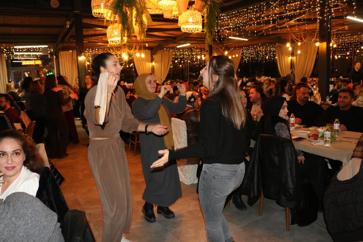 Gaziantepliler Dernek Başkanı Mehmet Durak’tan Efsane Urfa Sıra Gecesi Programı Gaziantepli Murat Çelik katılarak Sildim Şarkısı, halaylar eşliğinde muhteşem konser havasında geçti